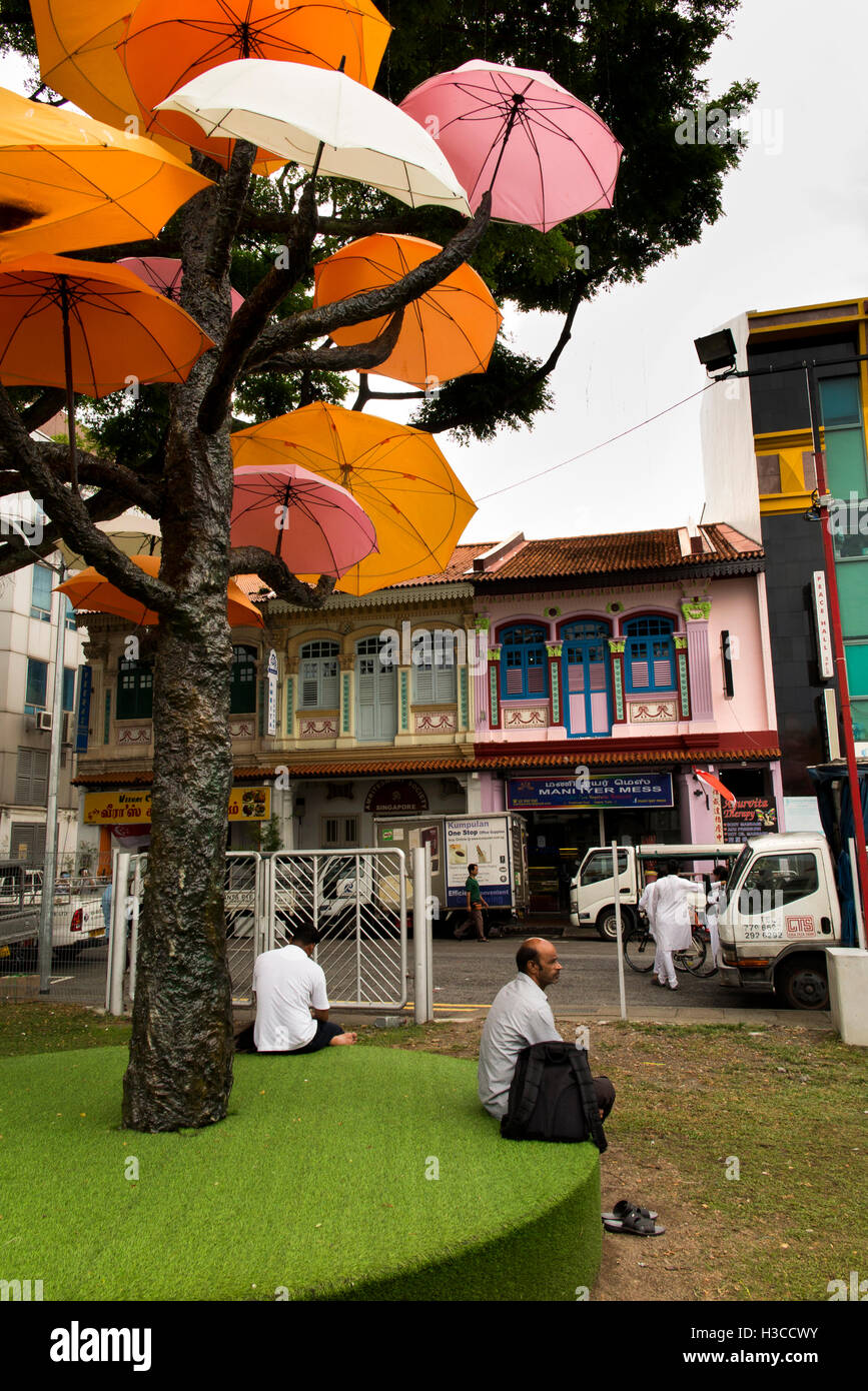 Singapur, Little India, Hindu Road, Umbrella Tree Installation durch Marthiala Budiman Stockfoto