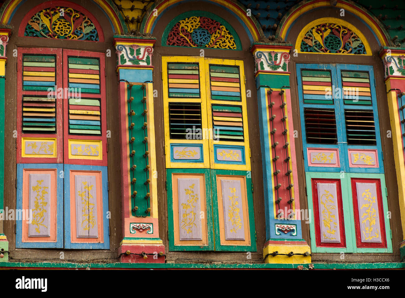 Singapur, Little India, Kerbau Road, Chinese Tan Tang Niah alten Kaufmannshaus bunt bemalt, windows Stockfoto