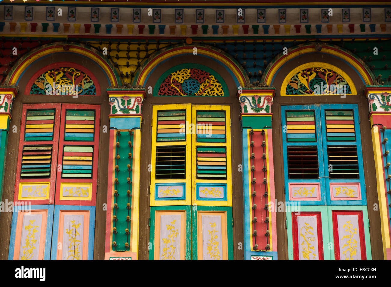 Singapur Little India, Kerbau Road, Chinese Tan Tang Niah alten Kaufmannshaus bunt bemalte Fensterläden Stockfoto