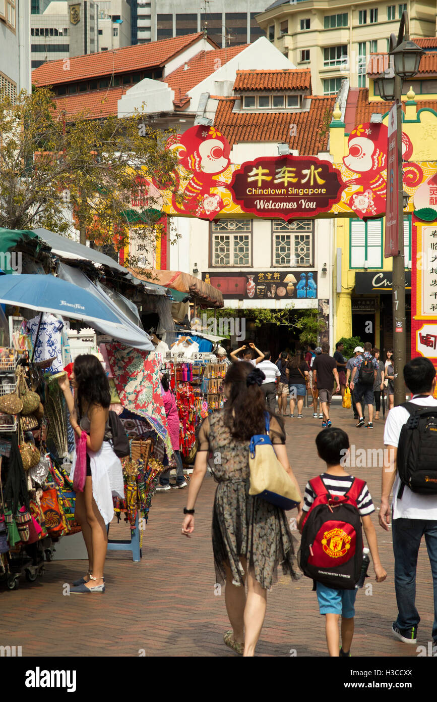 Singapur, Chinatown, Pagoda Street, Besucher in verkehrsberuhigten Straße Stockfoto