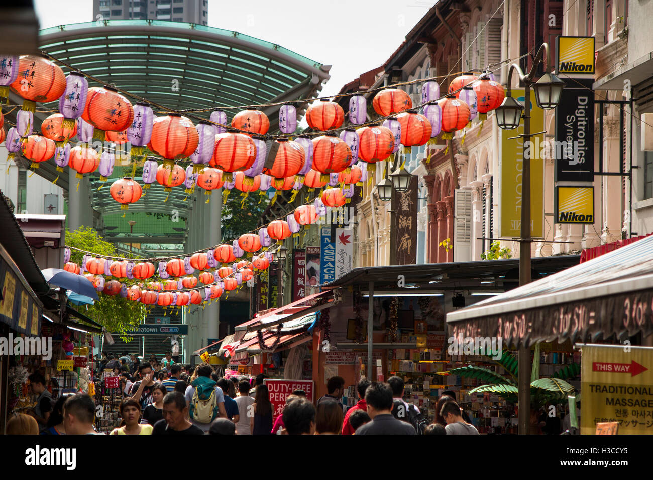 Singapur, Chinatown, Pagoda Street, chinesische Laterne Dekoration zwischen Geschäftshäusern Stockfoto