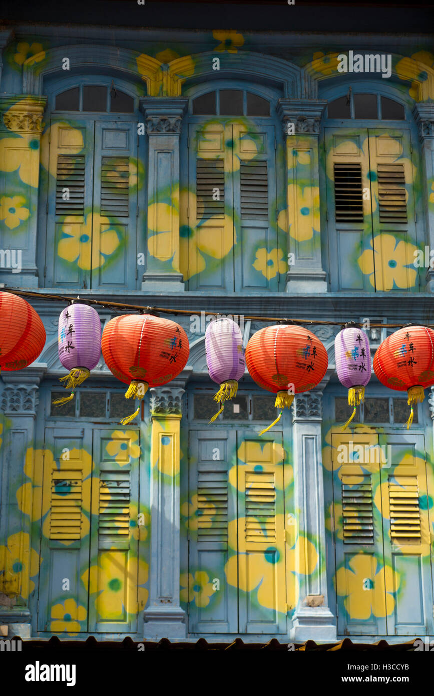 Singapur, Chinatown, Pagoda Street, chinesische Laterne Dekoration und bunt bemalten Shophouse Fensterläden Stockfoto