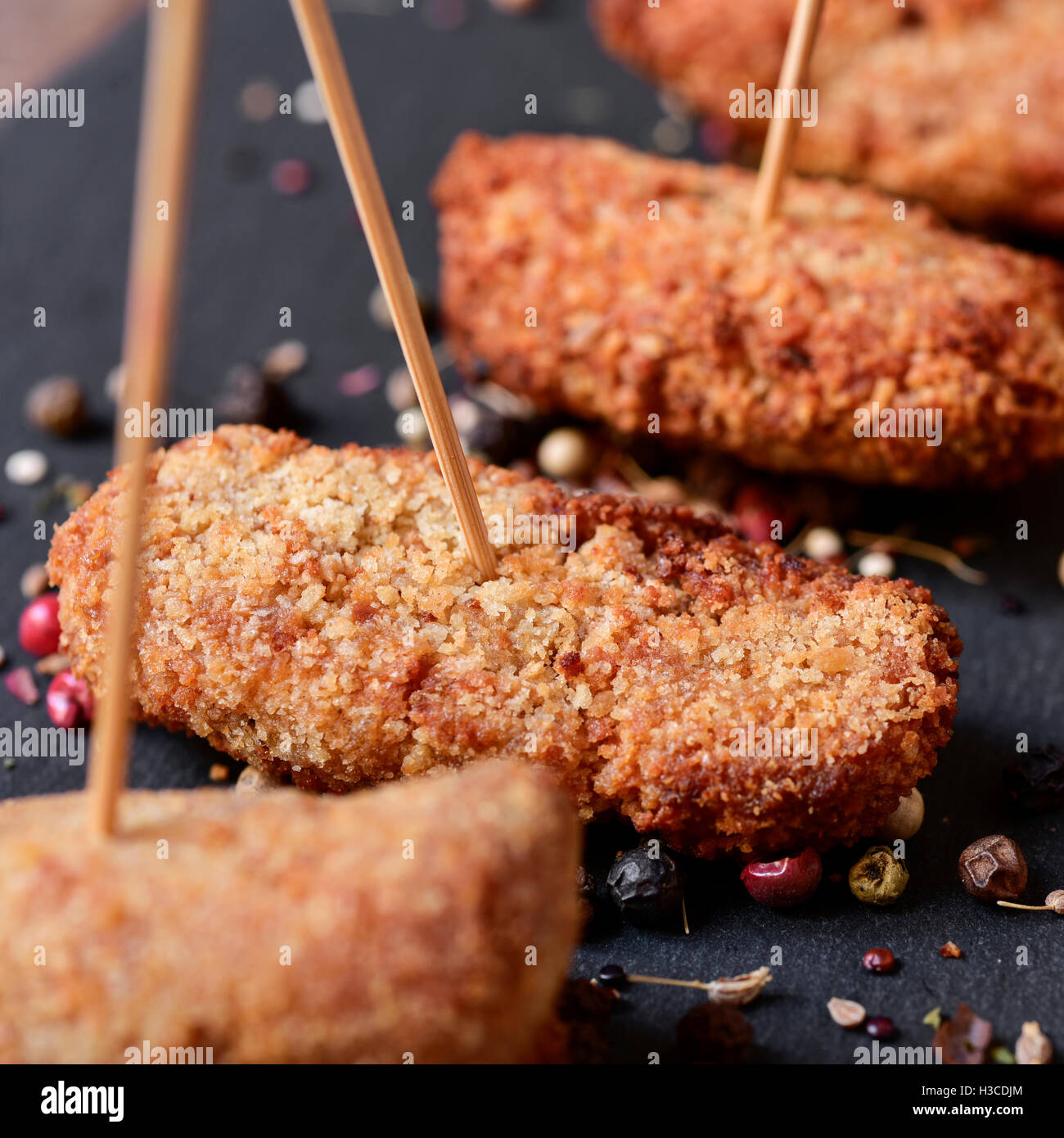 Nahaufnahme von einigen spanischen Hausgemachte Kroketten, diente als Tapas, auf einem Schieferoberfläche Stockfoto