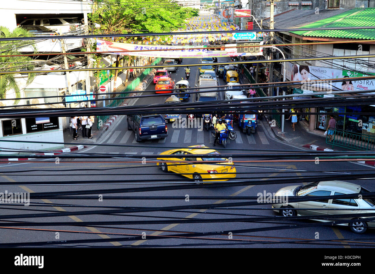 Netzkabel und Verkehr in bangkok Stockfoto