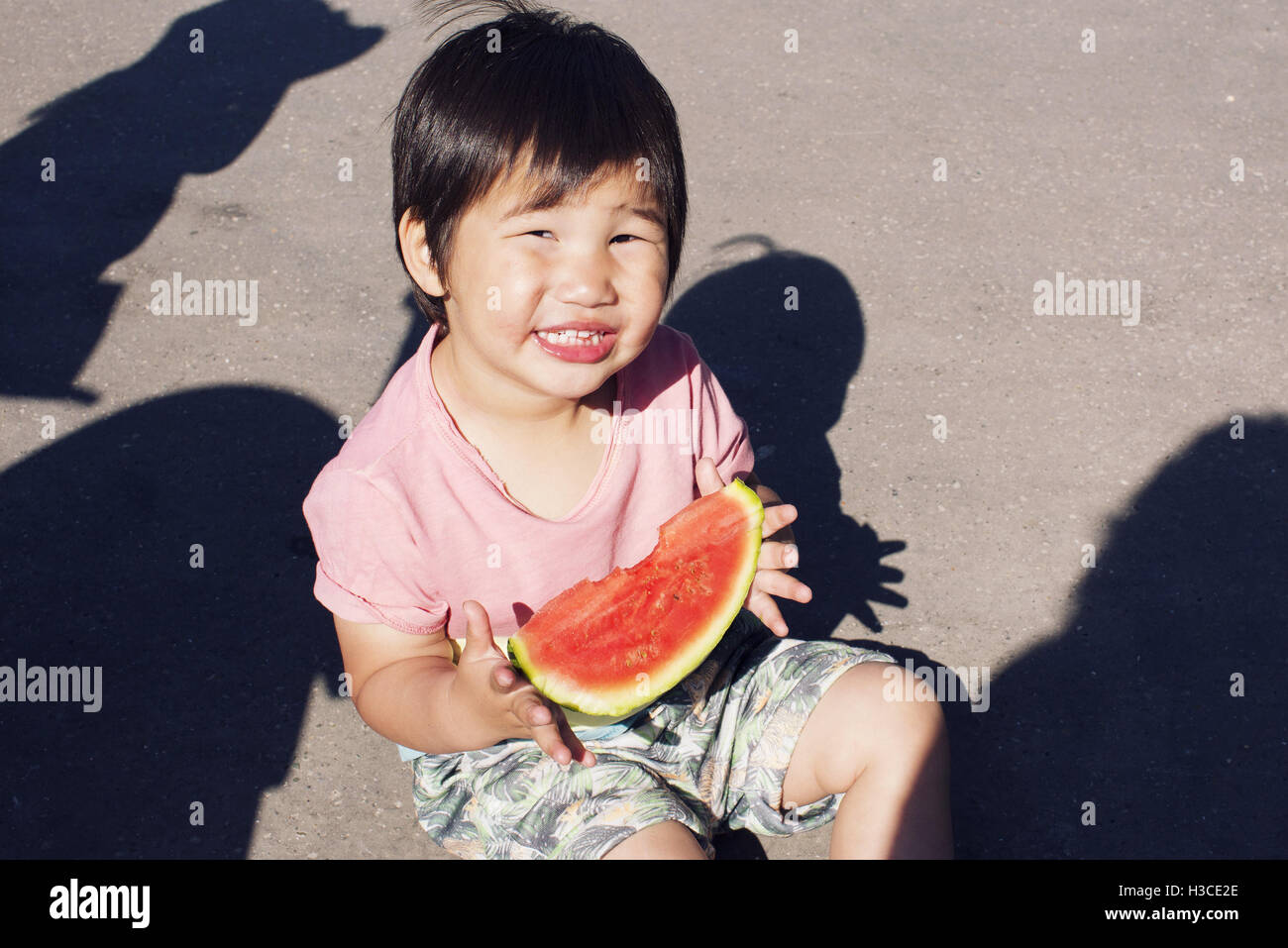 Kleiner Junge Essen Wassermelone, Porträt Stockfoto