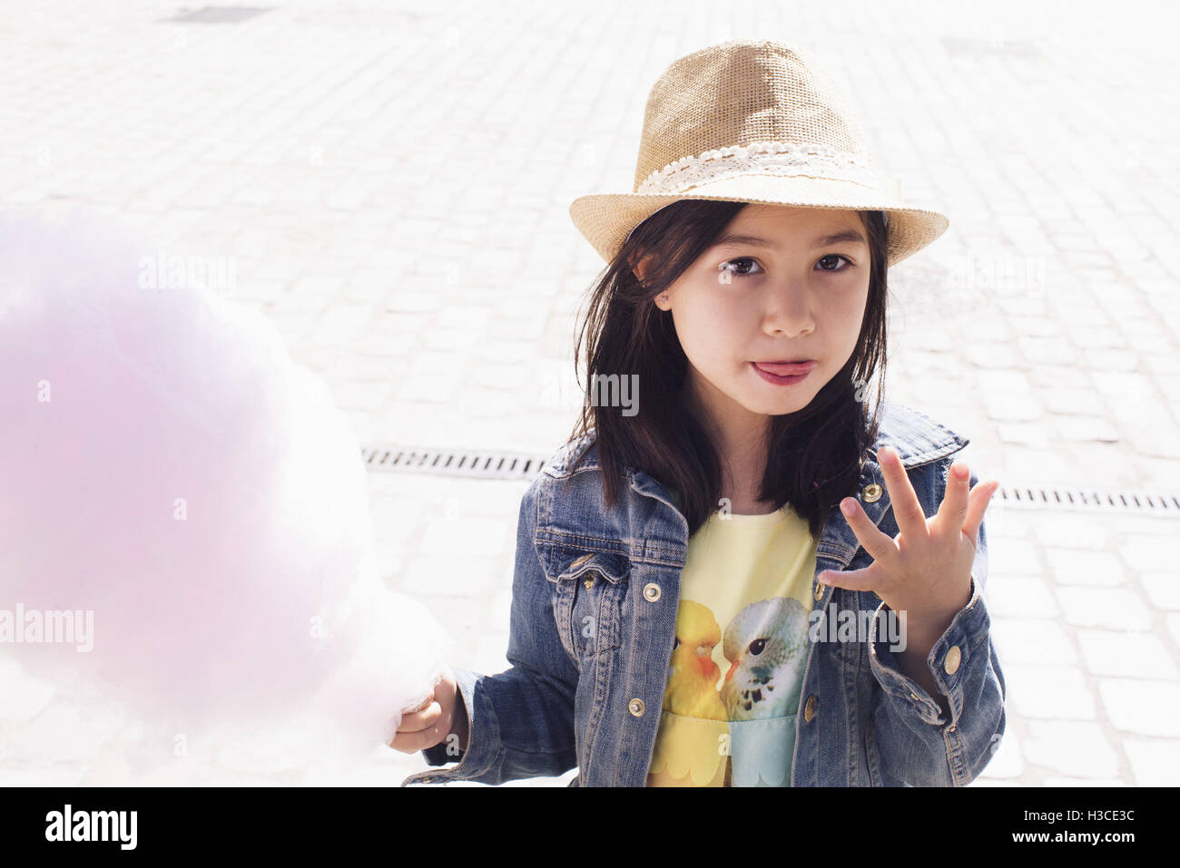 Mädchen essen Zuckerwatte, portrait Stockfoto