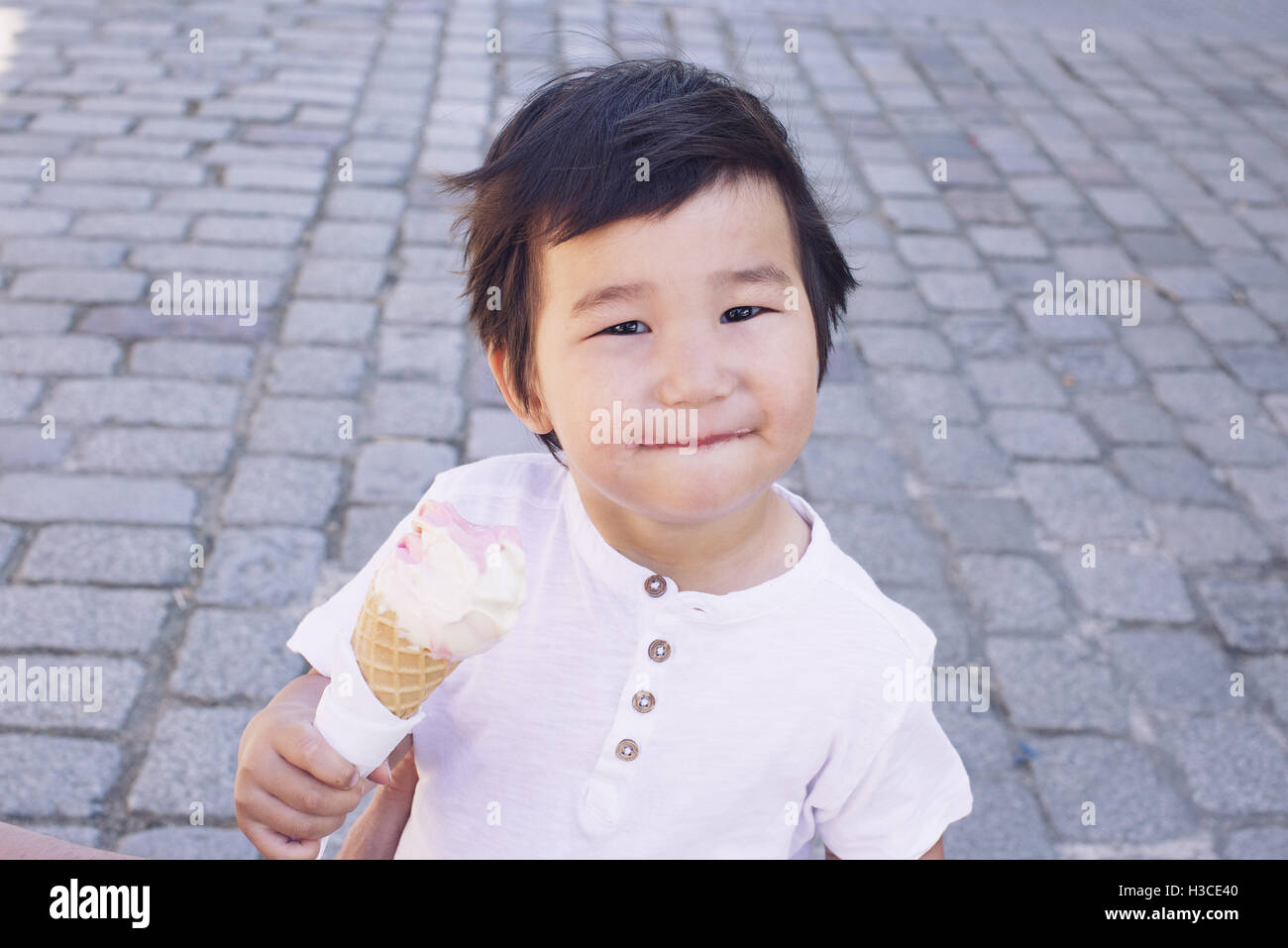 Kleiner Junge mit Eistüte, Porträt Stockfoto