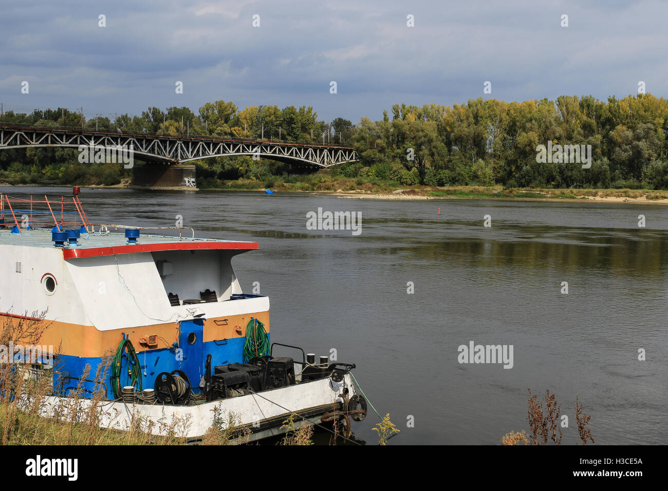 Boot am Fluss Vistula-Ufer und der Eisenbahnbrücke in Warschau Stockfoto