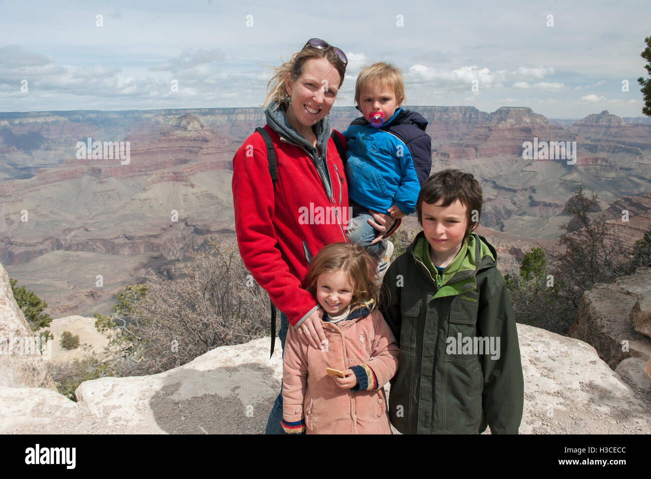 Mutter und Kinder am Grand Canyon in Arizona, USA Stockfoto