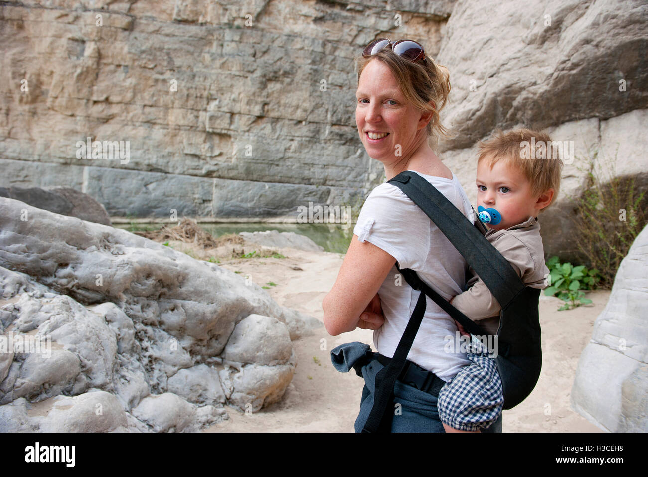 Frau Wandern mit kleinen Sohn in Big Bend Nationalpark, Texas, USA Stockfoto