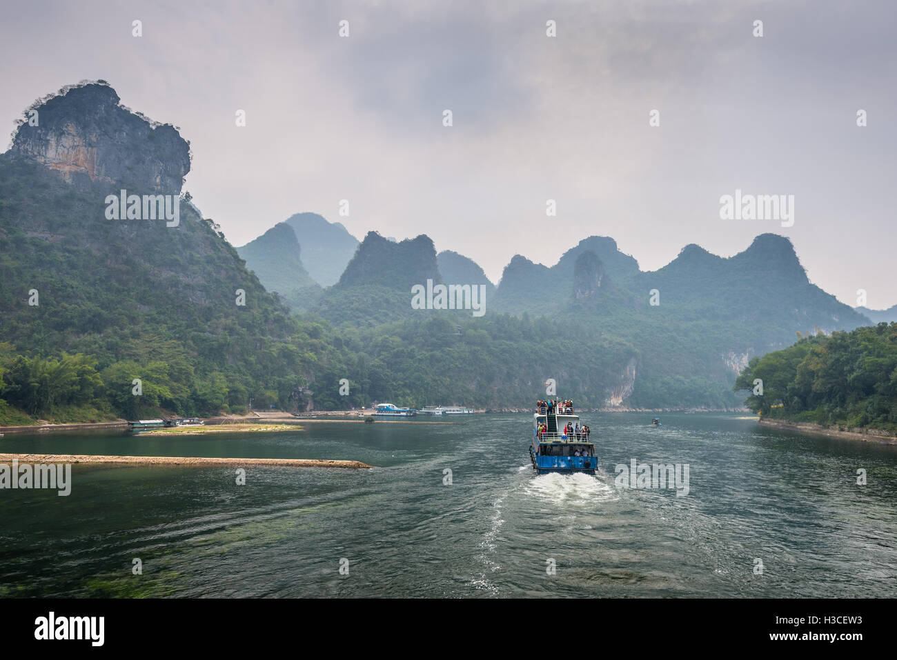 Ausflugsboote reist die herrliche Panoramastraße entlang dem Li-Fluss von Guilin bis Yangshou Stockfoto