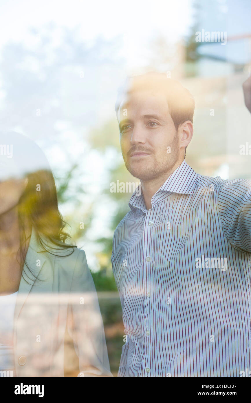 Geschäftsmann verloren in Gedanken Blick aus Fenster Stockfoto