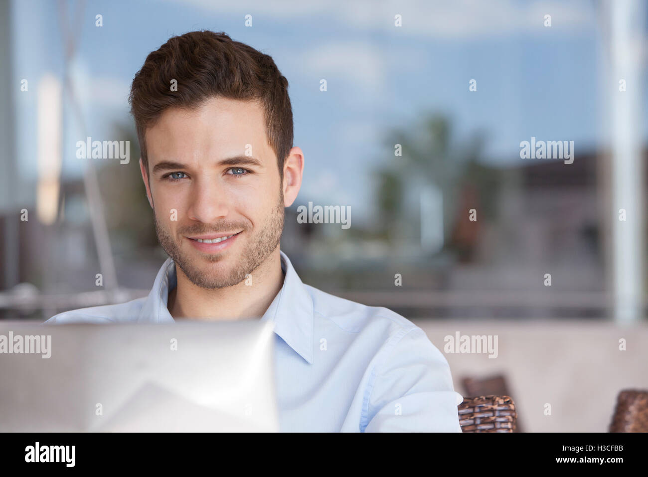 Geschäftsmann mit Laptop-computer Stockfoto