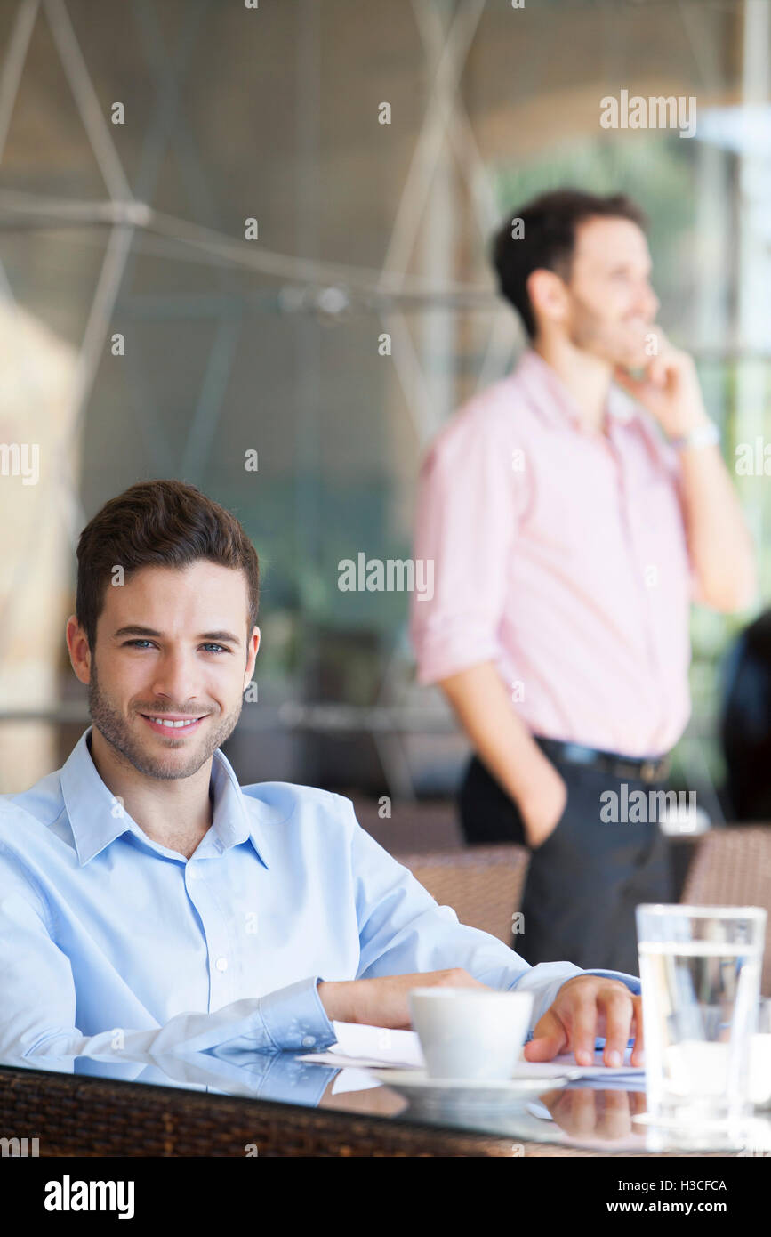 Geschäftsmann genießen Kaffeepause, portrait Stockfoto