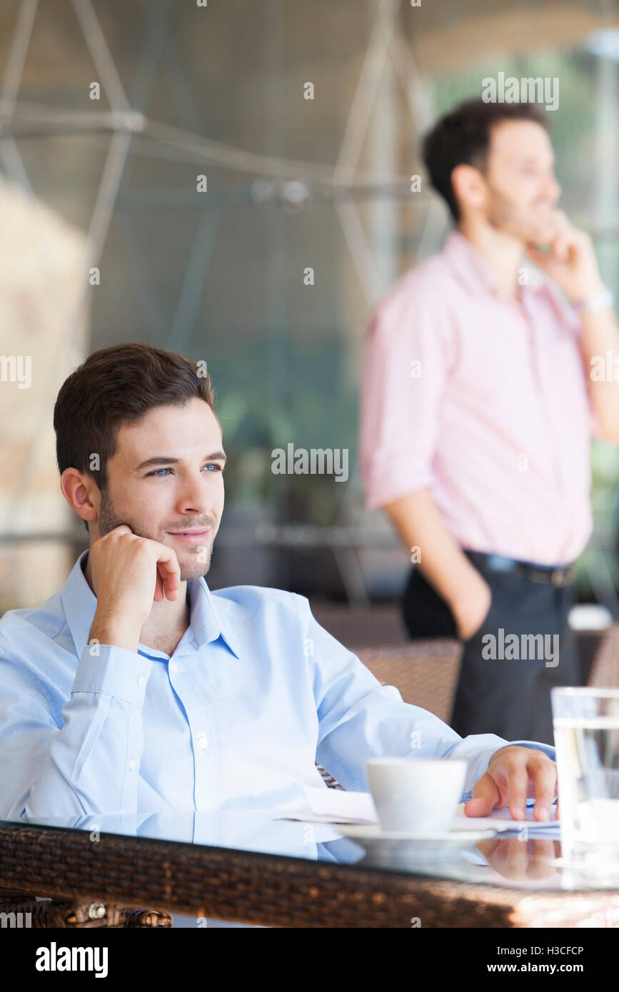 Geschäftsmann genießen Kaffeepause Stockfoto