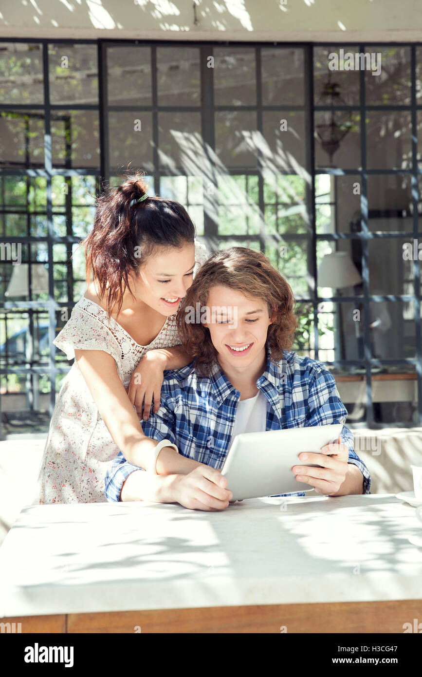 Junges Paar mit digitalen Tablet im freien Stockfoto