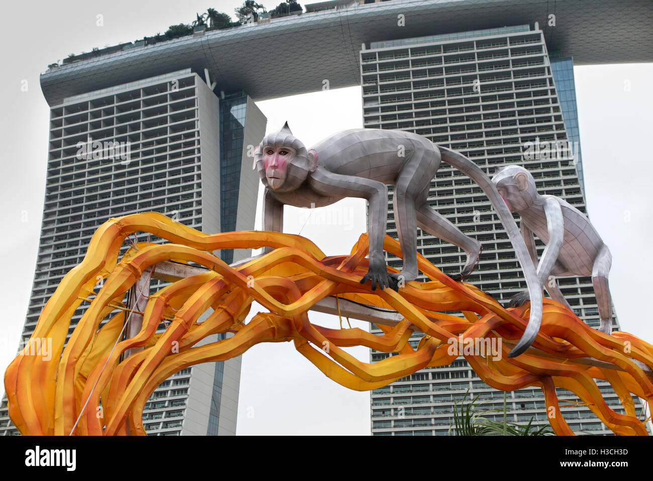 Singapur, Skulptur Gärten an der Bucht, Sands Resort und Affe Stockfoto