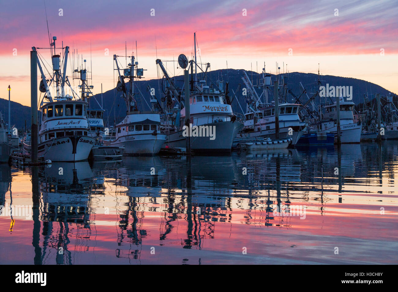 Bootshafen am Sunsett, Cordova, Alaska. Stockfoto