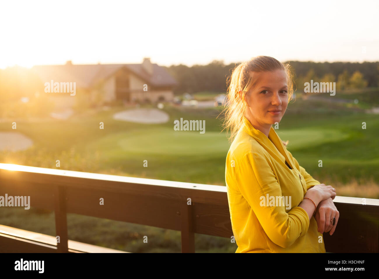 Frau steht auf der Terrasse Stockfoto