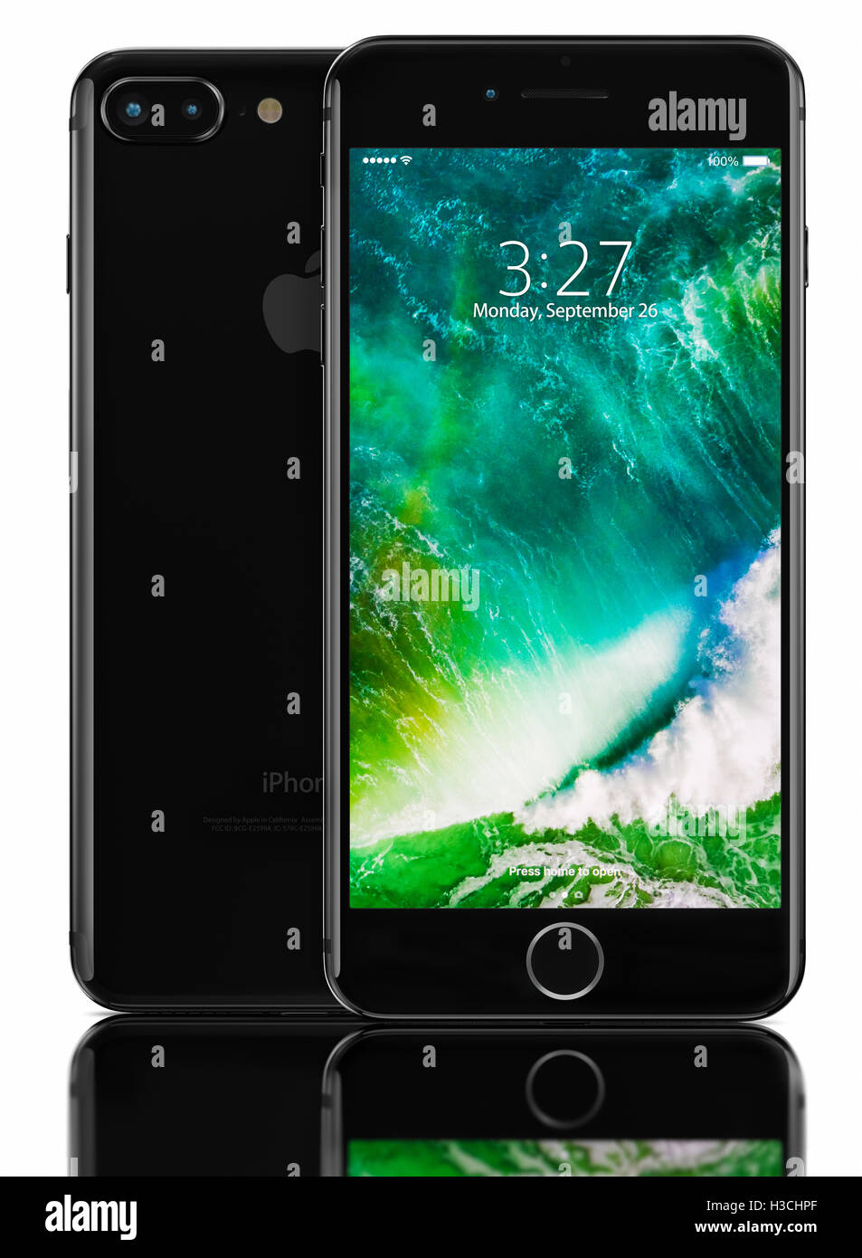 3D-Rendering des Jet Black iPhone 7 Plus auf schwarzem Hintergrund. Geräte, die Anwendungen auf dem home-Bildschirm anzeigen. Stockfoto
