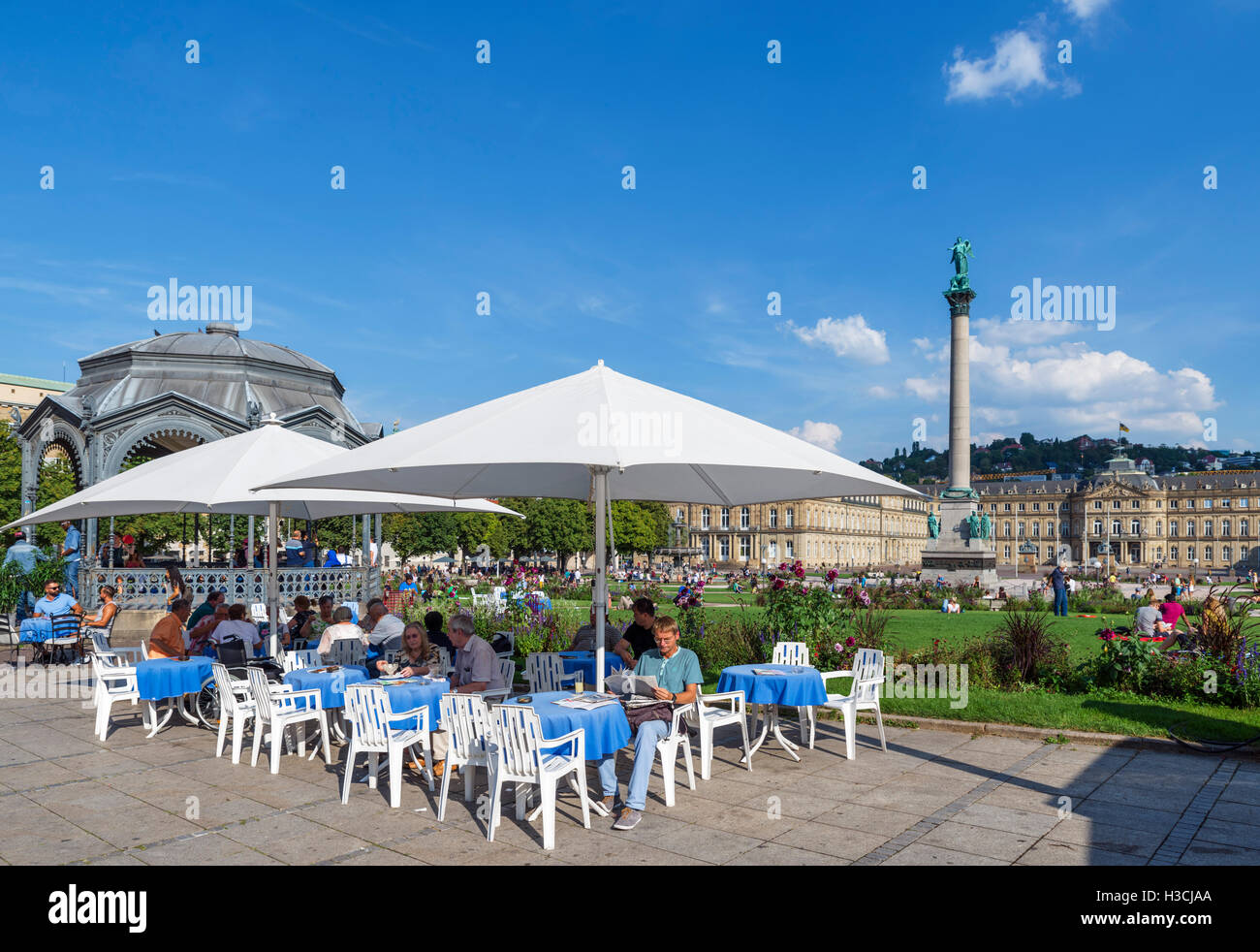 Straßencafé in Schlossplatz mit dem Neues Schloss hinter Stuttgart, Baden-Württemberg, Deutschland Stockfoto