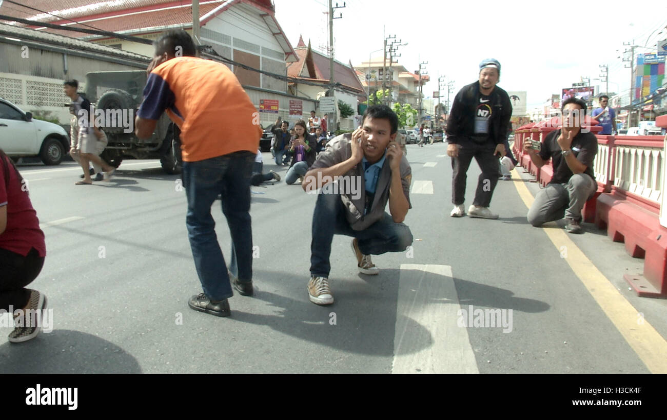 Thailändische Polizisten, Medien und Einsatzkräften zurückgreifen in der Nähe der Uhrturm auf dem Gelände der zweiten Explosionen in Hua Hin, Thailand 12 Stunden nach der ersten. Eine Serie von koordinierten Blasten in Südthailand einschließlich Hua Hin und Phuket mindestens vier Menschen und verletzte Dutzende über einen Zeitraum von 24 Stunden zu töten. Berichten zufolge keine Gruppe hat behauptet, die Angriffe aber Verdacht auf separatistische Rebellen gefallen. Stockfoto
