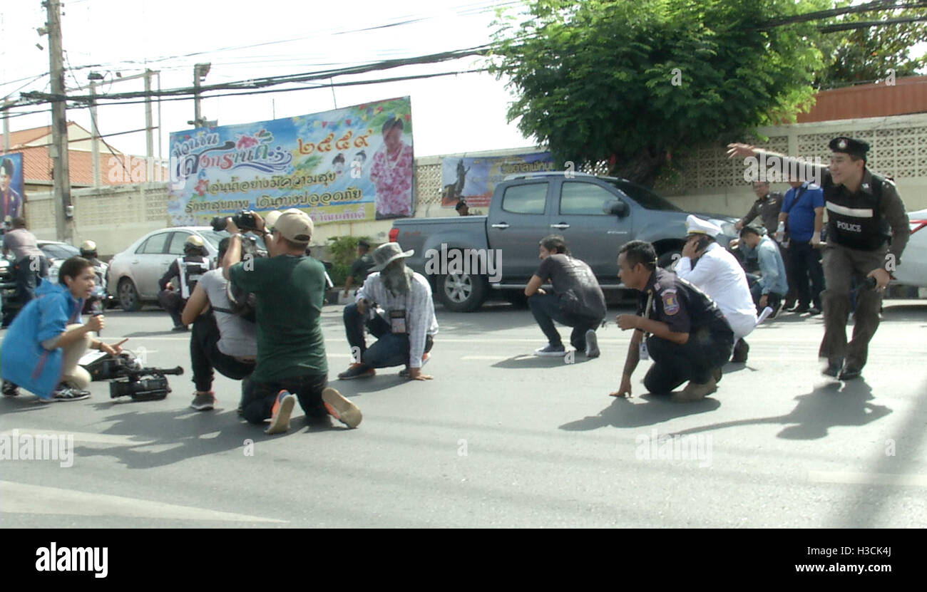 Thailändische Polizisten, Medien und Einsatzkräften zurückgreifen in der Nähe der Uhrturm auf dem Gelände der zweiten Explosionen in Hua Hin, Thailand 12 Stunden nach der ersten. Eine Serie von koordinierten Blasten in Südthailand einschließlich Hua Hin und Phuket mindestens vier Menschen und verletzte Dutzende über einen Zeitraum von 24 Stunden zu töten. Berichten zufolge keine Gruppe hat behauptet, die Angriffe aber Verdacht auf separatistische Rebellen gefallen. Stockfoto