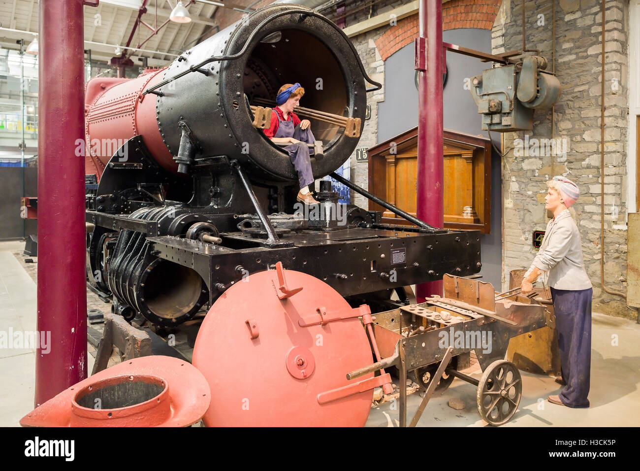 WWII Frauen arbeitet in der GWR Eisenbahn Kessel-Shop, wo Dampflokomotiven wurden entworfen und gebaut in Swindon UK Stockfoto