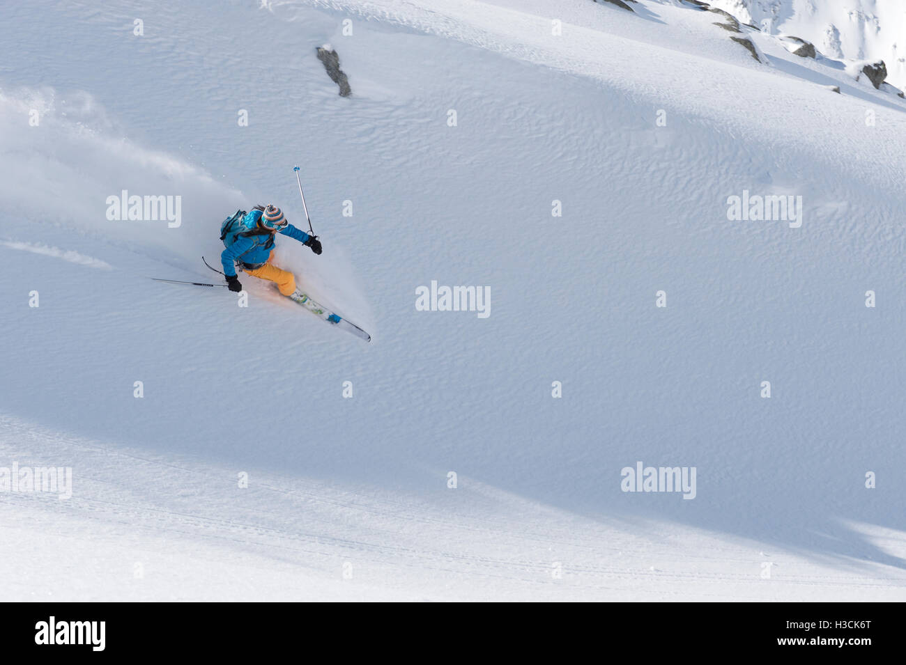 Freeride-Skifahrer an einem frischen Pulverschnee-Hang Stockfoto