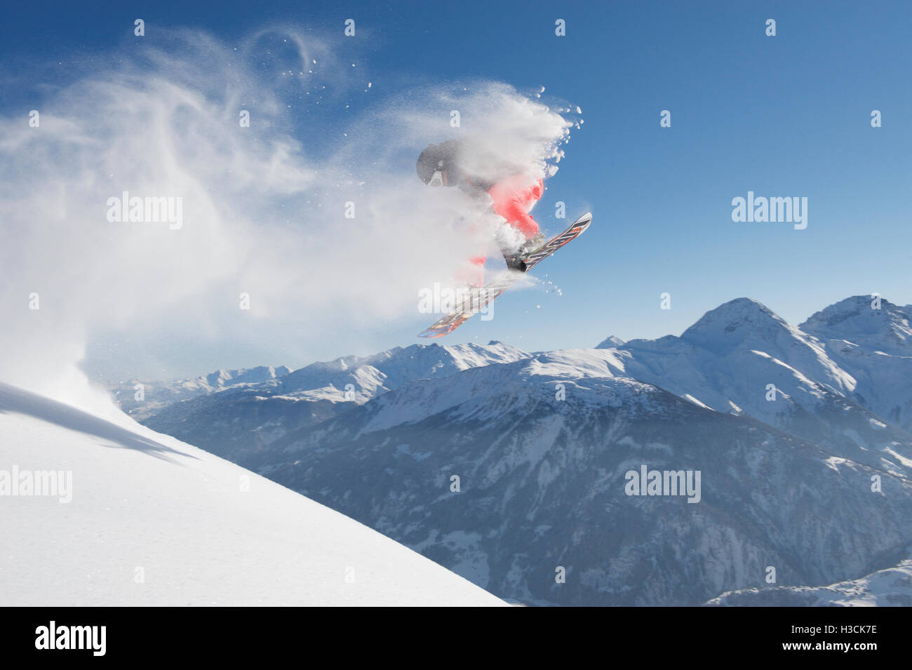 Springen Sie mit dem Snowboard mit einem Stockfoto
