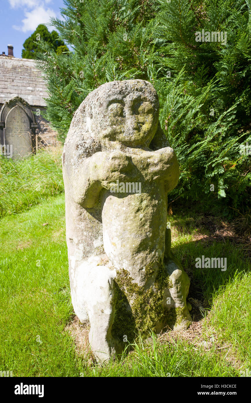 Einer der vier berühmten Stein trägt auf dem Kirchhof bei Dacre Cumbria UK. Stockfoto