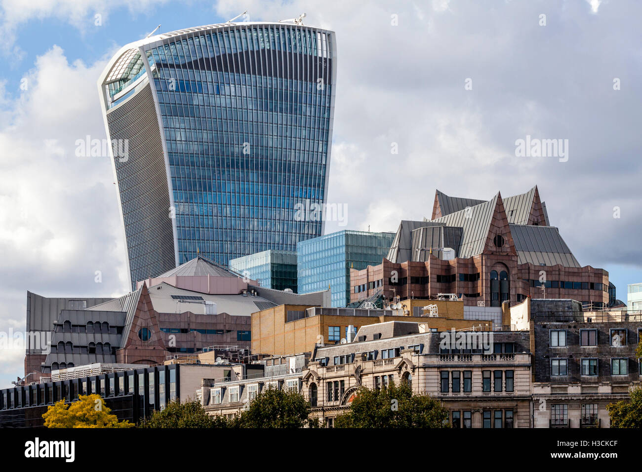 20 Fenchurch Street (das Walkie Talkie Gebäude) und die Skyline der City Of London, London, England Stockfoto