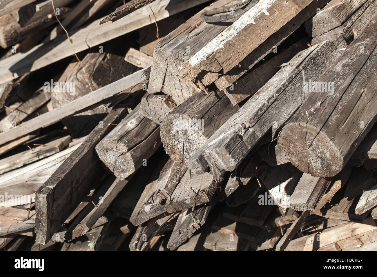 Alte dunkle graue Holzbretter, ländlichen Hausruine details Stockfoto
