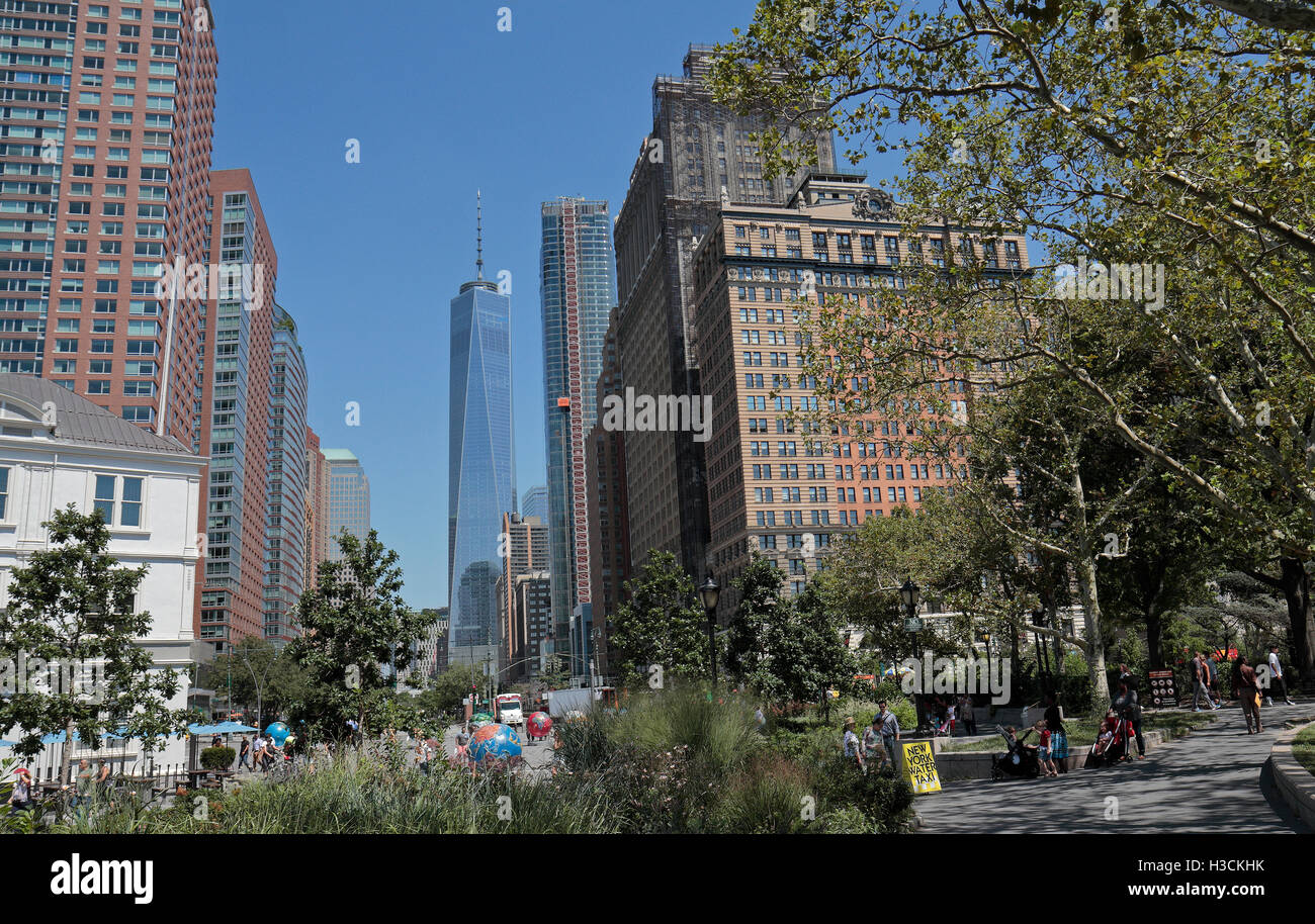 Blick Richtung One World Trade Center vom Battery Park in Manhattan, New York, Vereinigte Staaten von Amerika. Stockfoto
