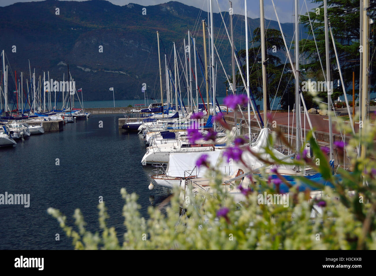 Yachten im Hafen am See Bourget, Aix-Les-Baines, Ostfrankreich Stockfoto