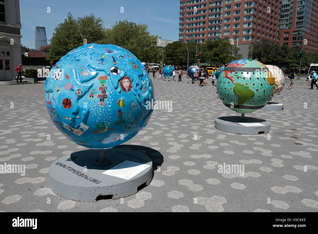 "Ziehen Sie Spaß", stellt eine "Cool Globes" im Battery Park in Manhattan, New York, Vereinigte Staaten von Amerika. Stockfoto