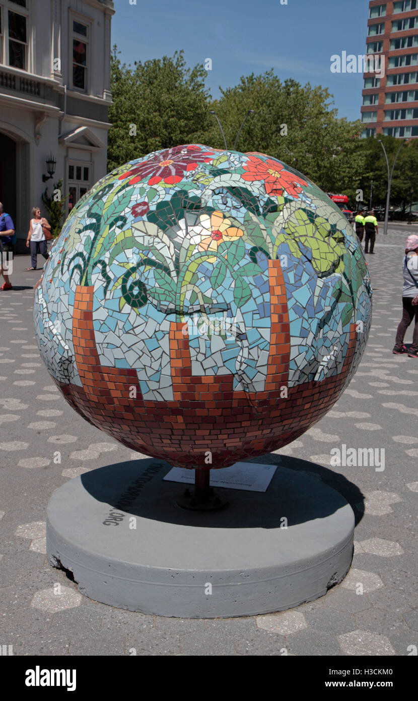"Verantwortlich Manufacturing", eines der "Cool Globes" weisen im Battery Park in Manhattan, New York, Vereinigte Staaten von Amerika. Stockfoto
