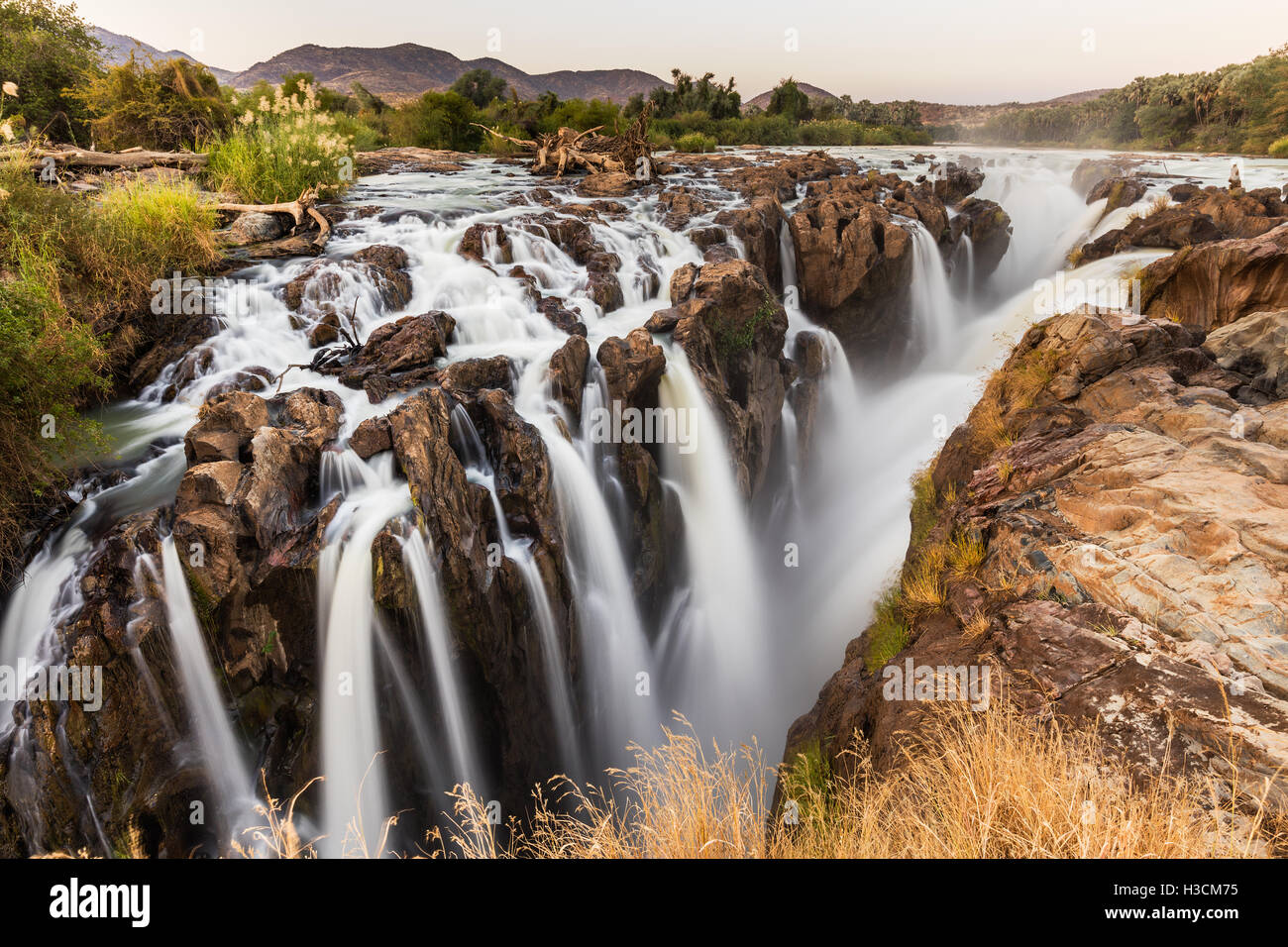 Mehrere Streams umfassen die Epupa Wasserfälle am Kunenefluss im Kaokoveld Norden Namibias an der Grenze zu Angola. Stockfoto