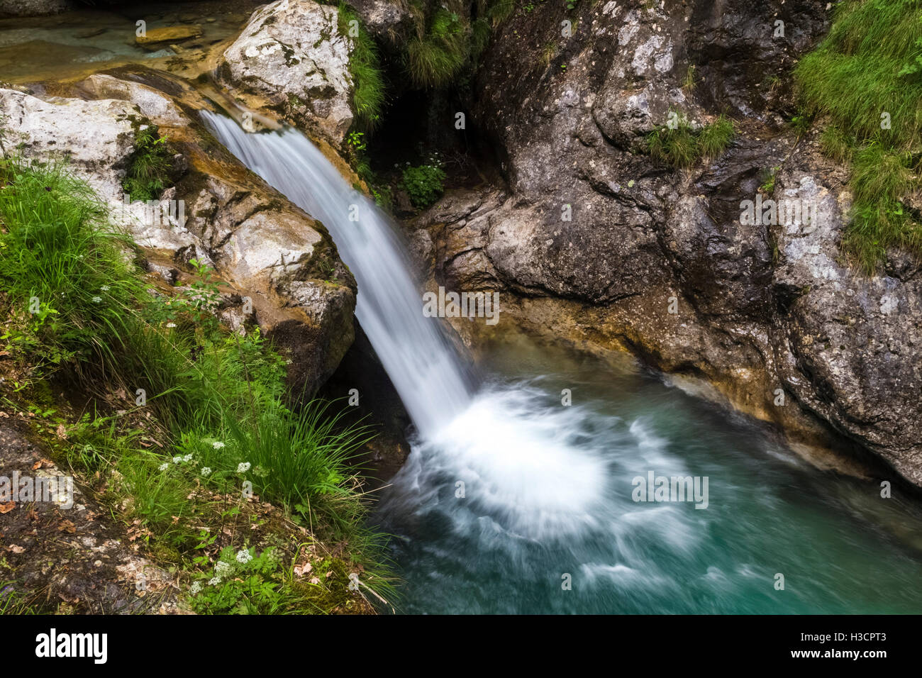 Wasserfall im Valle Vertova, Vertova, Val Seriana, Provinz Bergamo, Lombardei, Italien. Stockfoto