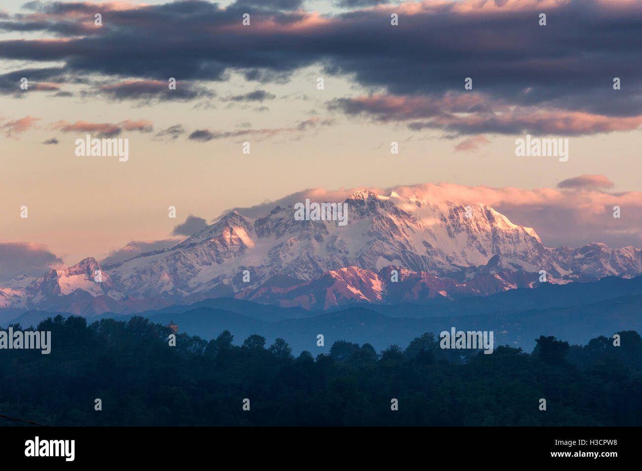 Dawn vor Monte Rosa von Lago di Varese, Azzate, Lombardei, Italien. Stockfoto