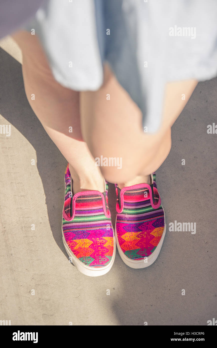 bunte Frau Mode Blogger Schuhe erhöhten Blick Egoperspektive Stockfoto