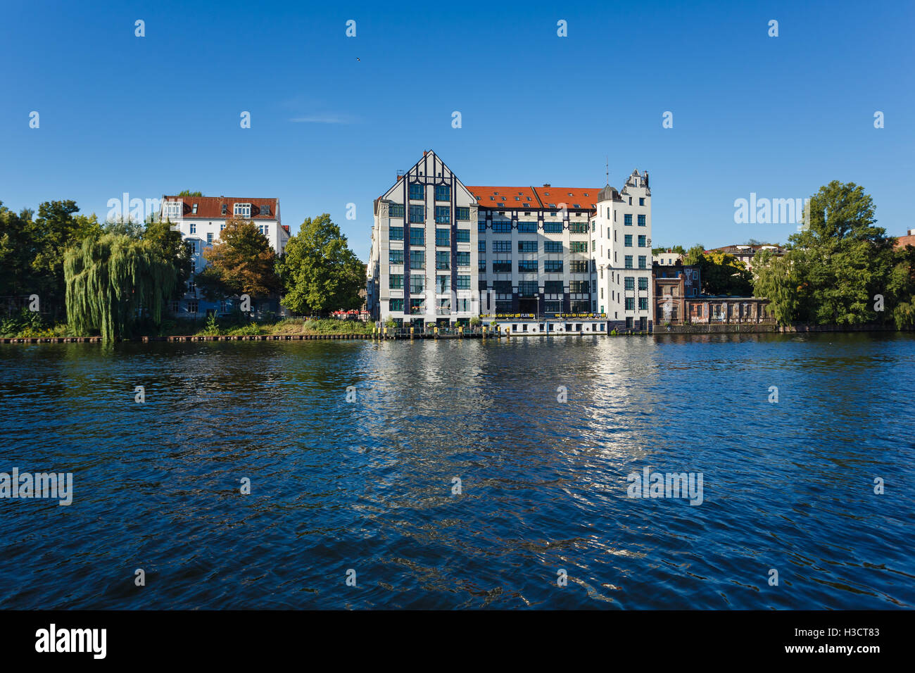 Alten Gebäude an den Ufern der Spree in Berlin, Blick von der Ber Stockfoto