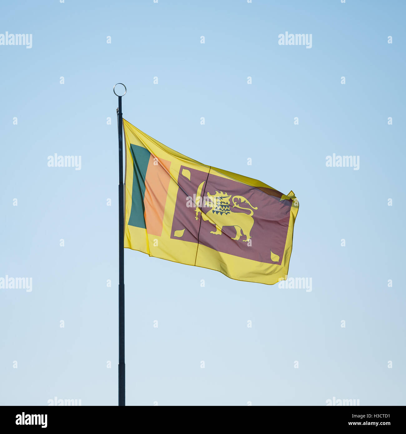 Flagge von Sri Lanka auf dem blauen Himmelshintergrund Stockfoto