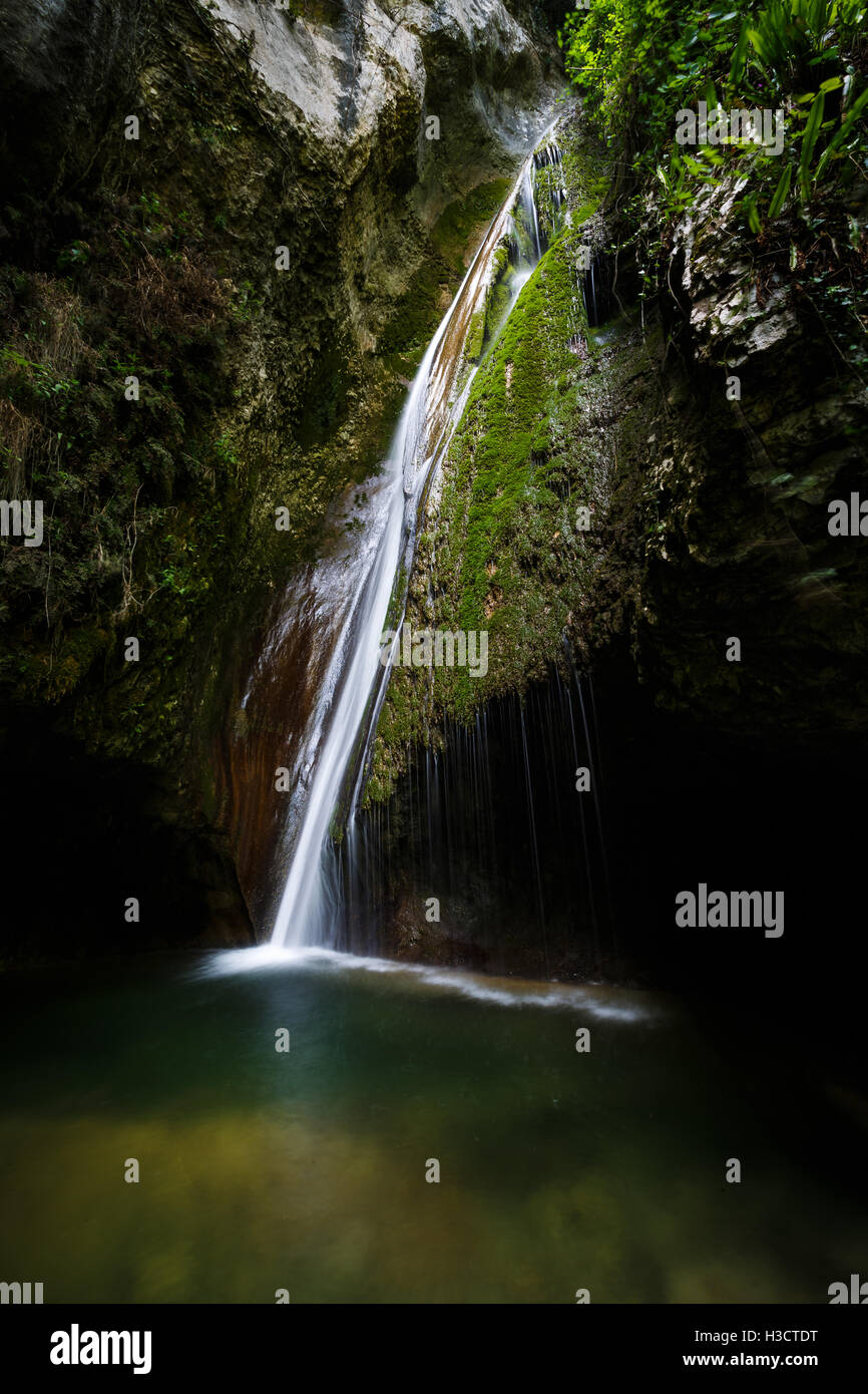 Wasserfall in einem Wald von Molina, Italien Stockfoto