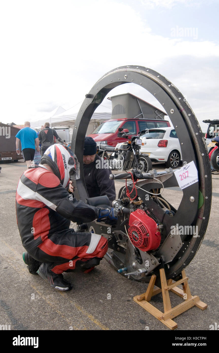 Monowheel Motorrad mit nur einem Rad Stockfotografie - Alamy