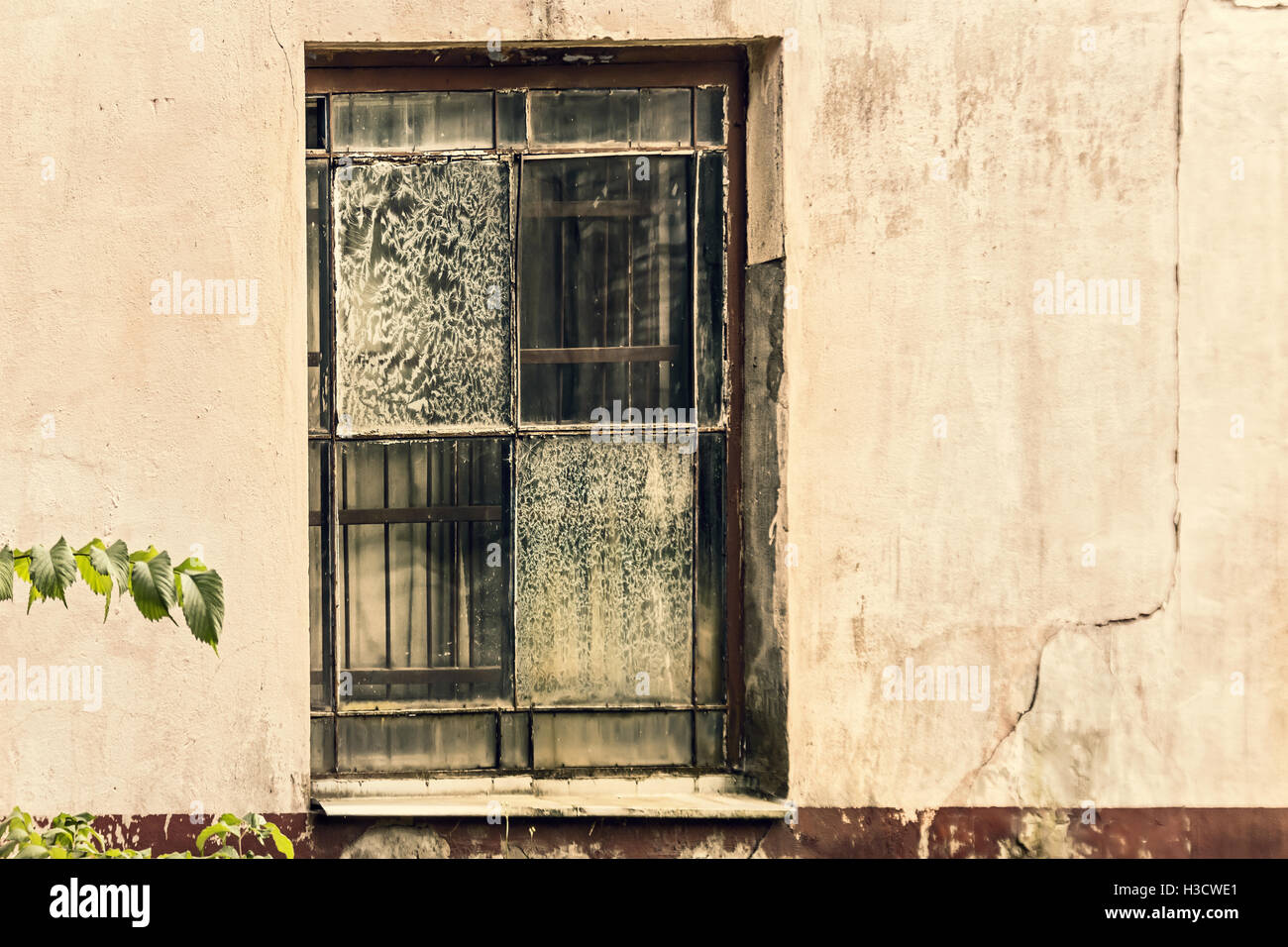 Alte Vintage Fenster in Wand am Tag Stockfoto