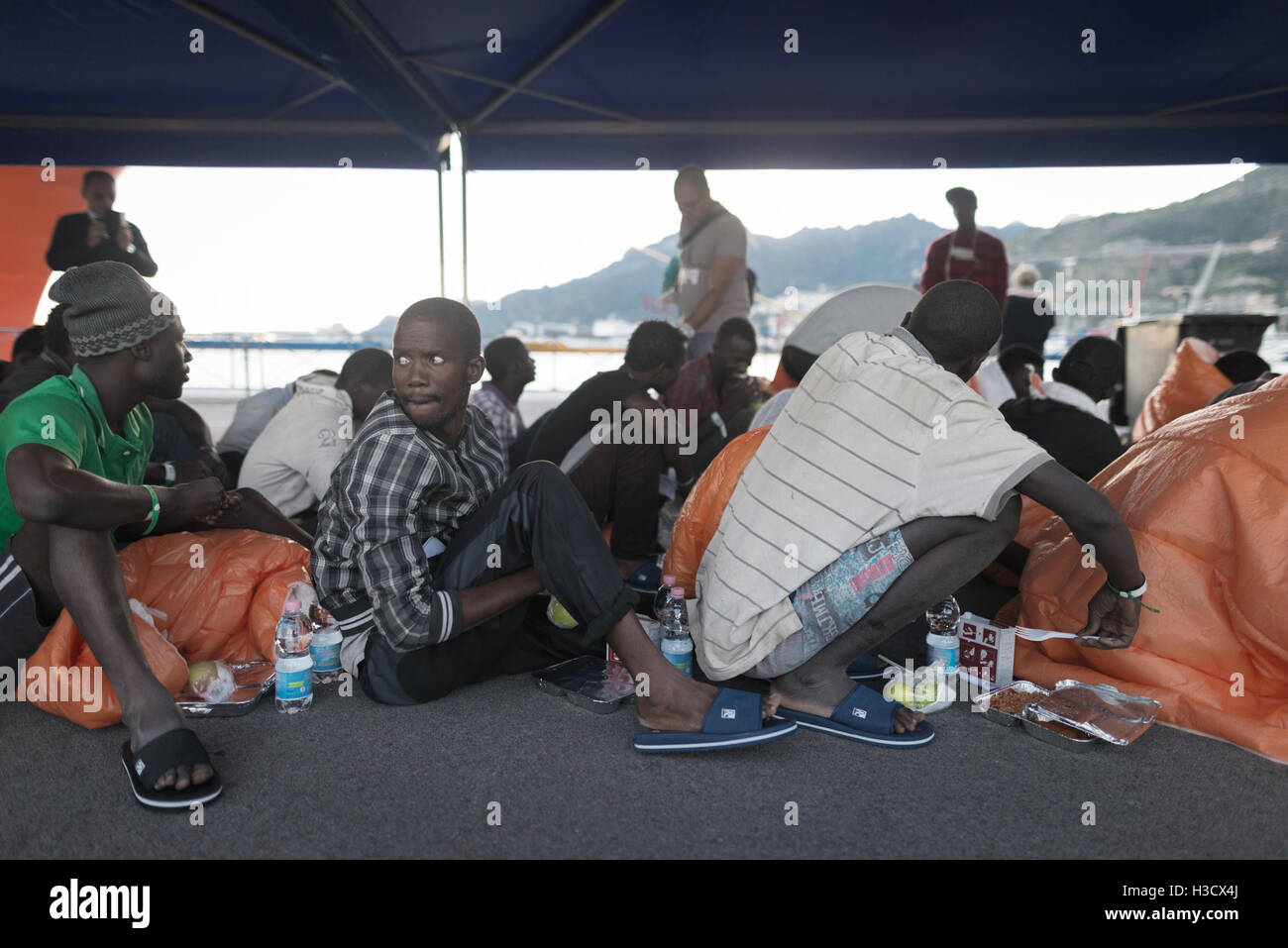 Salerno, Italien. 5. Oktober 2016. Ca. 1000 sind Flüchtlinge und eine Leiche aus der norwegischen Marine "Siem Pilot" im wichtigsten Hafen der Stadt aussteigen. Migranten kamen heute wurden bei mehreren Operationen der Marine in libyschen Gewässern gerettet und sie kommen vor allem aus Eritrea, Pakistan, Nigeria, Gambia, Guinea. Bildnachweis: Michele Amoruso/Pacific Press/Alamy Live-Nachrichten Stockfoto