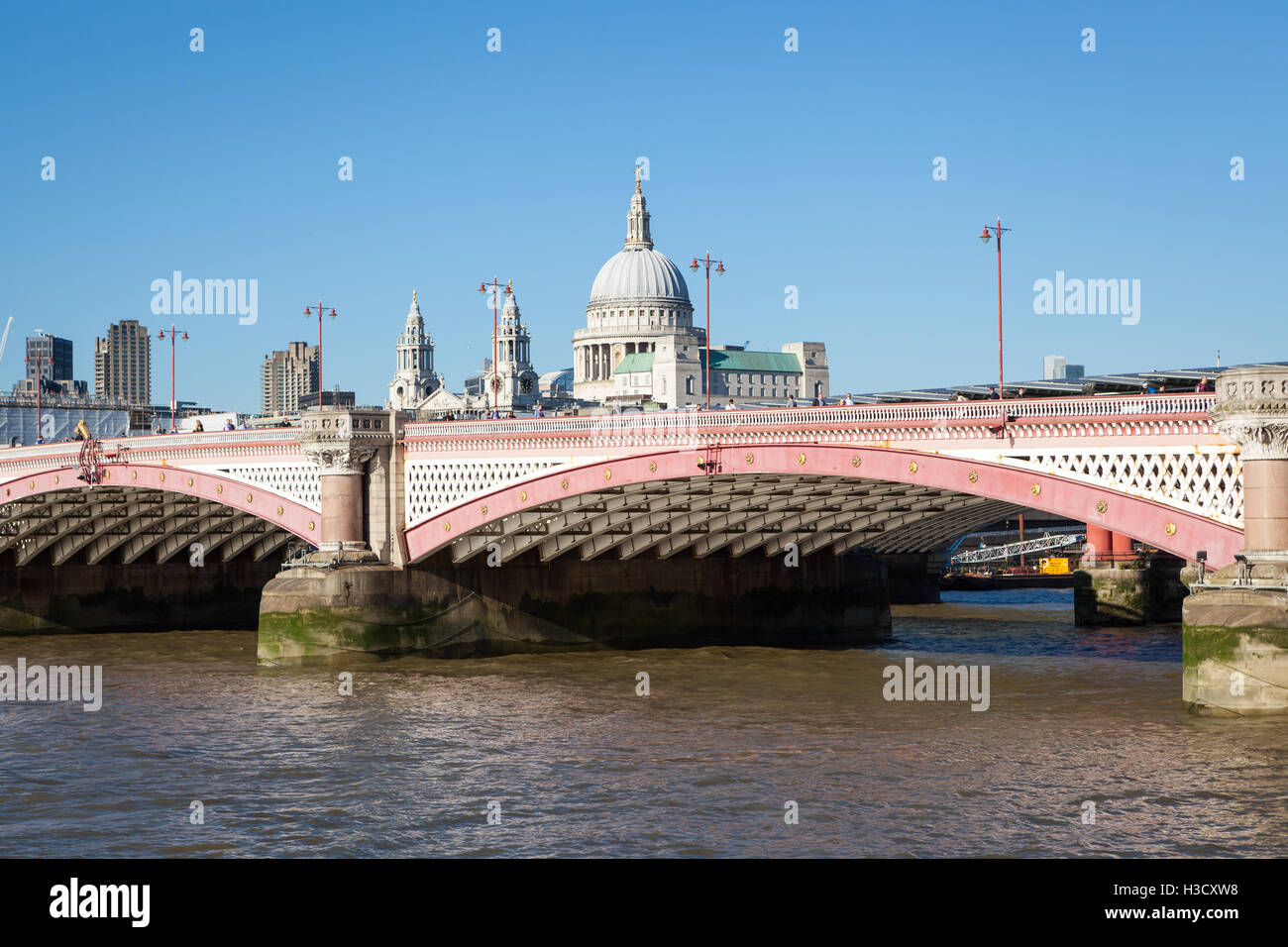 Blackfriars Bridge mit St. Pauls im Hintergrund an einem sonnigen Tag. Stockfoto Blackfriars Bridge mit St. Pauls im Hintergrund an einem sonnigen Tag. Stockfoto