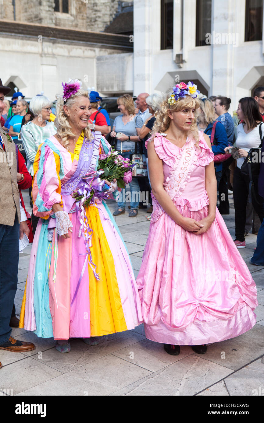 Die jährliche Pearly Kings und Queens & costermonger Erntefest Held in der Guildhall, London, UK Stockfoto