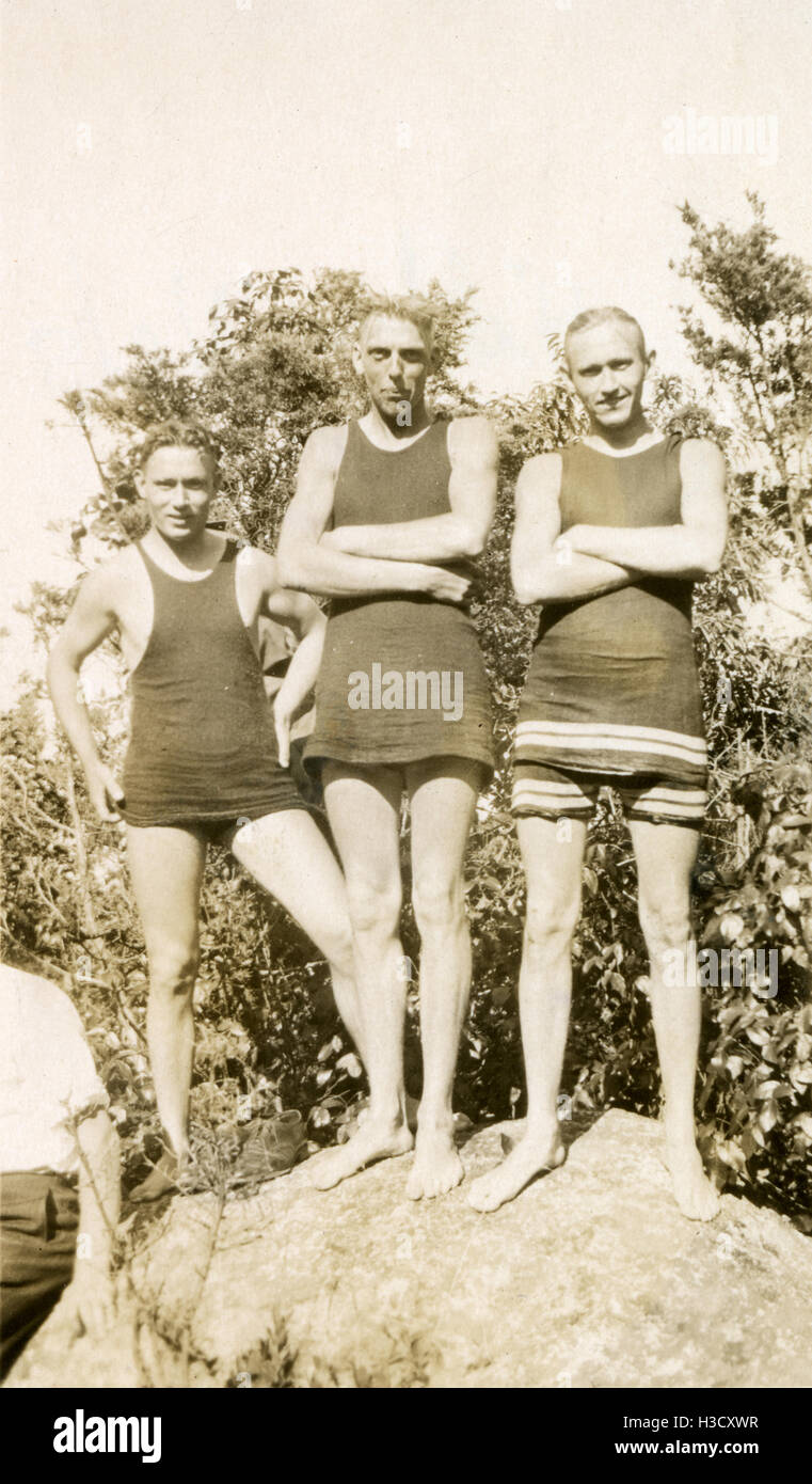 Antike c1925 Foto, drei Männer in Badeanzügen der 1920er-Jahre Stil. QUELLE: ORIGINAL FOTOABZUG. Stockfoto